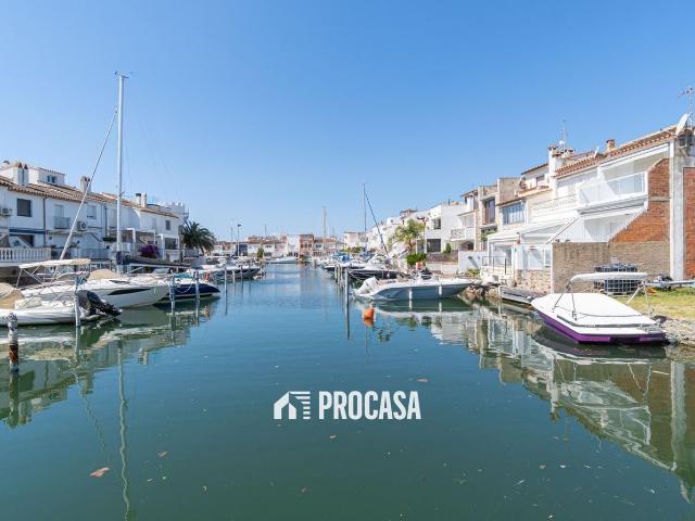 Chalet en venta en Empuriabrava, Port Grec Port Moxó Costa Brava. Casa con piscina y amarre antes de los puentes en Empuriabrava. Chalets.