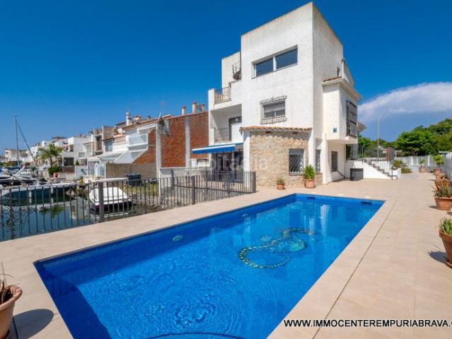 Chalet en venta en Empuriabrava, Port Grec Port Moxó Costa Brava. Villa con amarre para catamarán y piscina. Chalets.