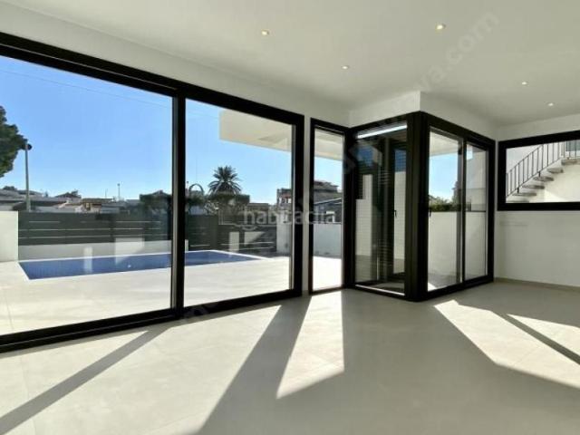 Chalet en venta en Empuriabrava, Requesens Costa Brava. Magnífica casa de obra nueva con piscina y jacuzzi. Chalets.