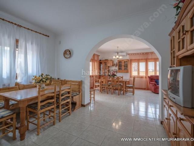 Chalet en venta en Empuriabrava, Requesens Costa Brava. Magnífica villa o chalet con piscina y cocina de verano en Empuriabrava. Chalets.