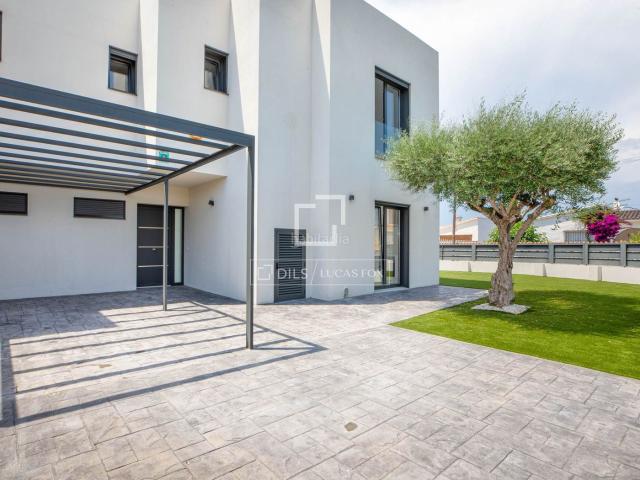 Chalet en venta en Empuriabrava, Requesens Costa Brava. Moderna casa pareada con piscina y opción de amarre en Empuriabrava. Chalets.
