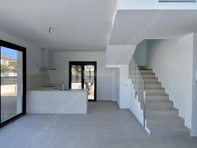 Chalet en venta en Empuriabrava, Requesens Costa Brava. Nueva construcción de lujo a pocos pasos de la playa en Requesens. Chalets.