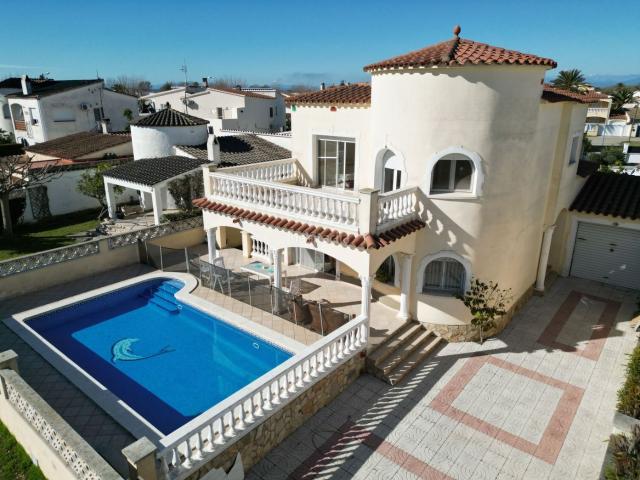 Chalet en venta en Empuriabrava, Salins Cavall de Mar Costa Brava. Empuriabrava Sector Requesens Chalet con piscina privada, jardín y amplias terrazas. Chalets.