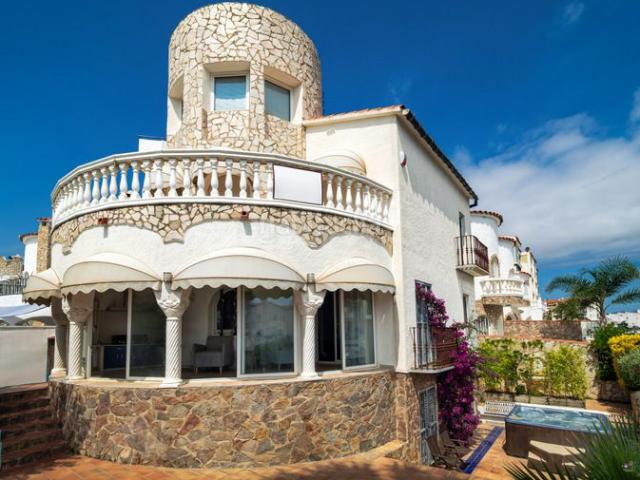 Chalet en venta en Empuriabrava, Sant Maurici Costa Brava. Espectacular casa esquinera sobre el canal con dos amarres y 6 dormitorios en Empuriabrava. Chalets.