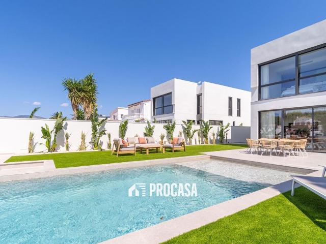 Chalet en venta en Empuriabrava, Segre Ebre Ter Costa Brava. Casa de nueva construcción al canal ancho, Empuriabrava. Chalets.