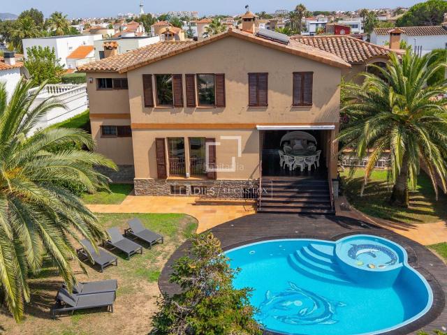Chalet en venta en Empuriabrava, Segre Ebre Ter Costa Brava. Exclusiva villa con amarre de 24 metros y licencia turística en Empuriabrava. Chalets.