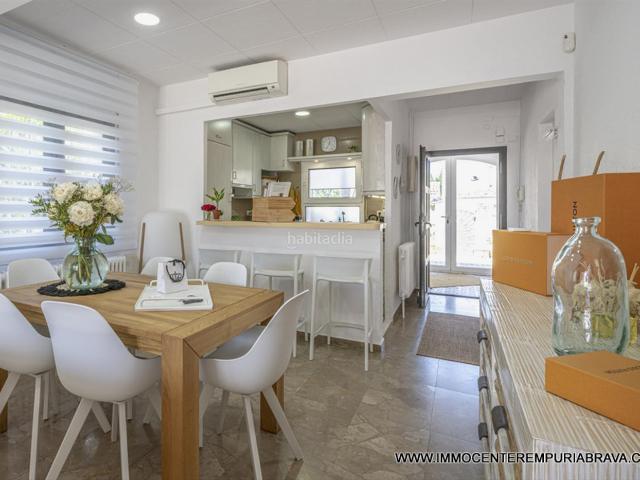Chalet en venta en Empuriabrava, Segre Ebre Ter Costa Brava. Encantadora casa con piscina y amarre de 24 metros. Chalets.