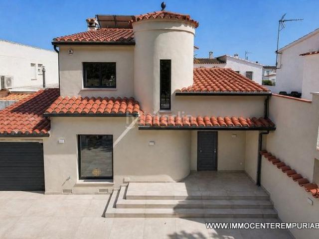 Chalet en venta en Empuriabrava, Tordera Fluvià Llobregat Costa Brava. Vanguardia y navegación Villa completamente renovada en el Gran Canal. Chalets.