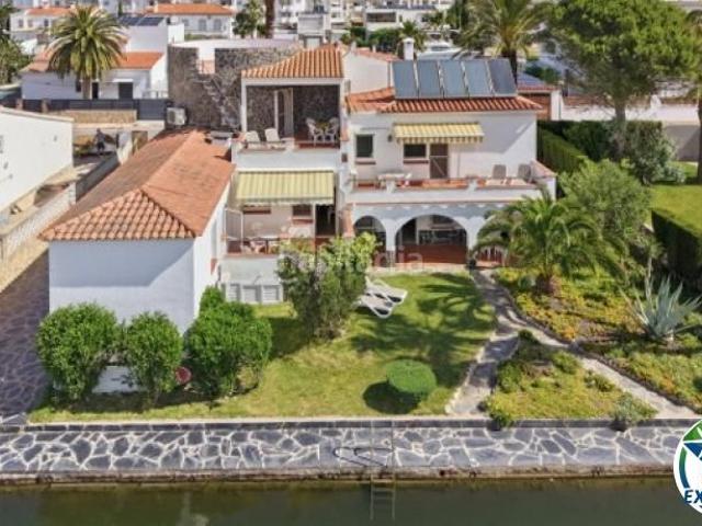 Chalet en venta en Empuriabrava, Tordera Fluvià Llobregat Costa Brava. Casa con amarre de 24 metros, orientación sur y un enorme potencial. Chalets.