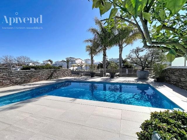 Chalet en venta en Empuriabrava, Tordera Fluvià Llobregat Costa Brava. Casa renovada al sur, con piscina y acceso a un canal amplio en Empuriabrava. Chalets.