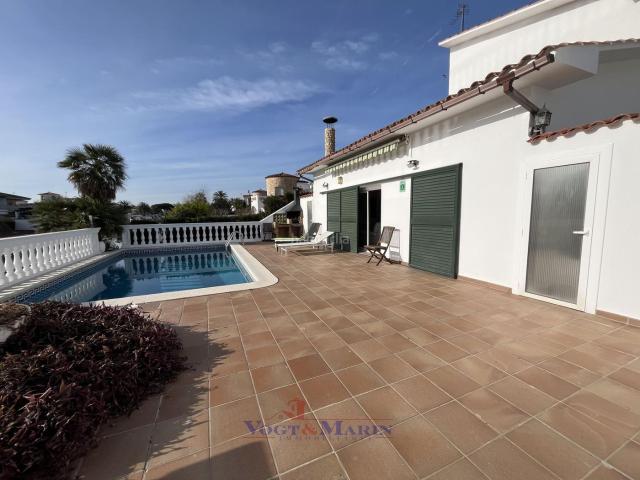 Chalet en venta en Empuriabrava, Tordera Fluvià Llobregat Costa Brava. Exclusiva casa con amarre de 13,5m y piscina en Empuriabrava. Chalets.