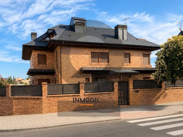 Chalet en venta en Encina La. InmoGil Gestión, Chalet independiente moderno en venta en Pozuelo de Alarcón con piscina y ascensor. Chalets Encina.