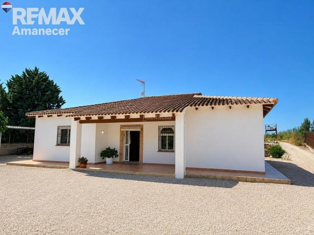 Chalet en venta en Enguera. Exclusiva finca con dos viviendas independientes, piscina y naturaleza en estado puro en Enguera. Chalets.
