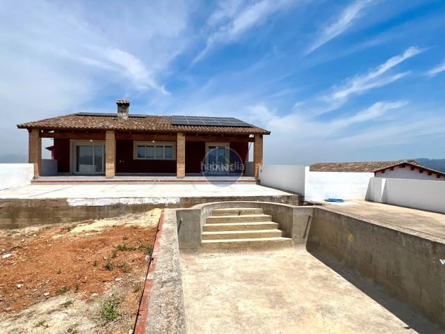 Chalet en venta en Énova l´. Chalet independiente en construcción avanzada con piscina en La Besana LÈnova. Chalets Énova.