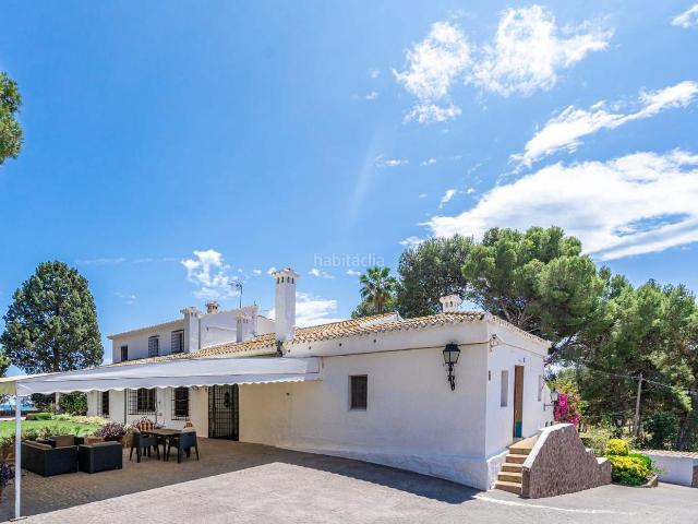 Chalet en venta en El Puig de Santa Maria, El Puig. Exclusiva propiedad con privilegiadas vistas al mar y montaña en la Villa del Puig. Chalets El Puig de Santa.