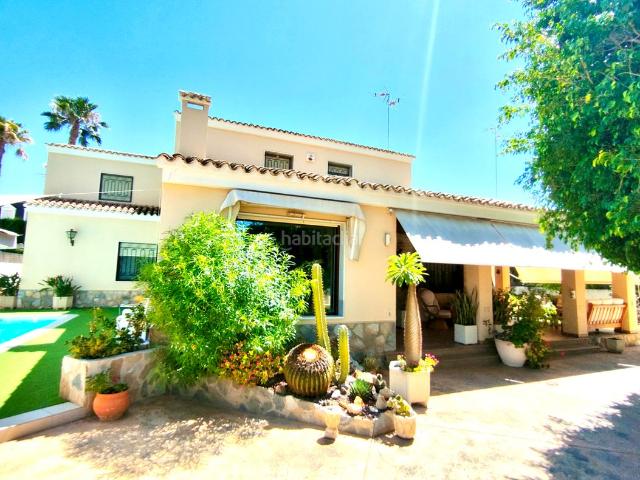 Chalet en venta en Elche Elx, Ciutat Jardí Torreta Verdí. Casas para Vivirlas les presenta este precioso chalet independiente muy cerca del centro de Elche. Chalets Elche.