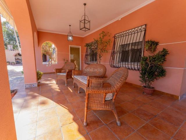 Chalet en venta en Elche Elx, El Altet. Chalet con piscina a 5 min de la playa en El Altet parcela privada con taller, huerto y múltiples espacios. Chalets Elche.