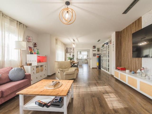 Chalet en venta en Elche Elx, Jubalcoi. CHALET EN BONAVISTA, A TAN SOLO 2 MINUTOS DE ELCHE, CON SOTANO, PISCINA, BARBACOA Y GARAJE. Chalets Elche.