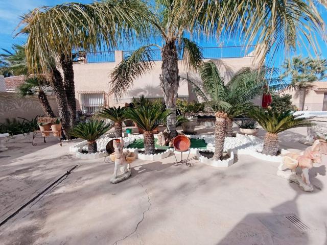 Chalet en venta en Elche Elx, La Algoda Matola Llano de San José. Espectacular Chalet en Matola, Elche con Amplio Jardín y Piscina Propia. Chalets Elche.