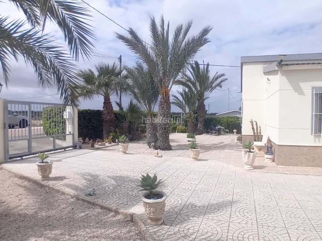 Chalet en venta en Elche Elx, Los Arenales del Sol. Chalet independiente bien cuidado con piscina privada, apartamento independiente y jardines ajardinados, ubicado en una zona resid. Chalets Elche.