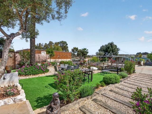 Chalet en venta en Elche Elx, Los Arenales del Sol. Vivienda totalmente reformada con 3 dormitorios, 2 baños y zonas de barbacoa. Chalets Elche.