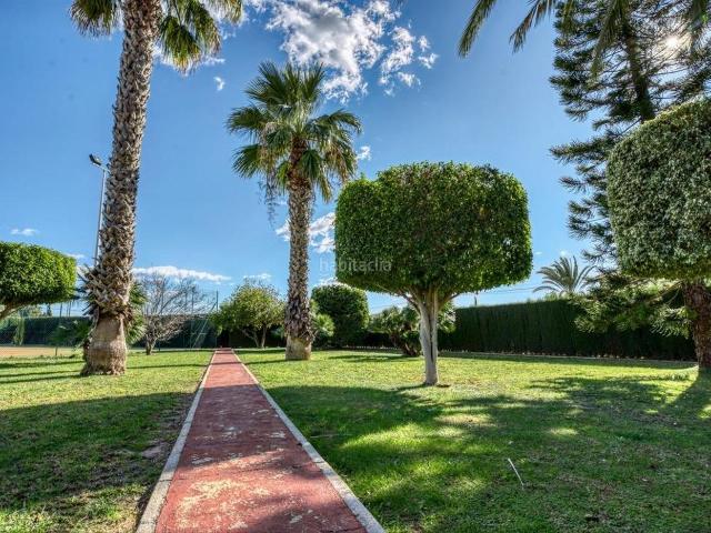 Chalet en venta en Elche Elx, Perleta Maitino. LUJOSA VILLA A LA VENTA CON PISTA DE TENIS, BARBACOA, PISCINA Y GRAN JARDIN. Chalets Elche.