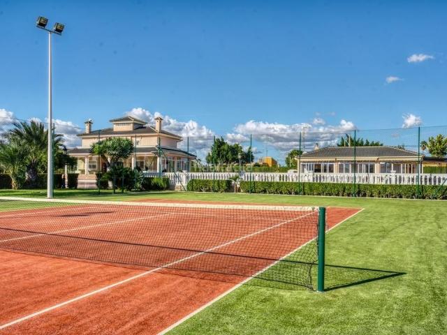 Chalet en venta en Elche Elx, Perleta Maitino. LUJOSA VILLA A LA VENTA CON PISTA DE TENIS, BARBACOA, PISCINA Y GRAN JARDIN. Chalets Elche.