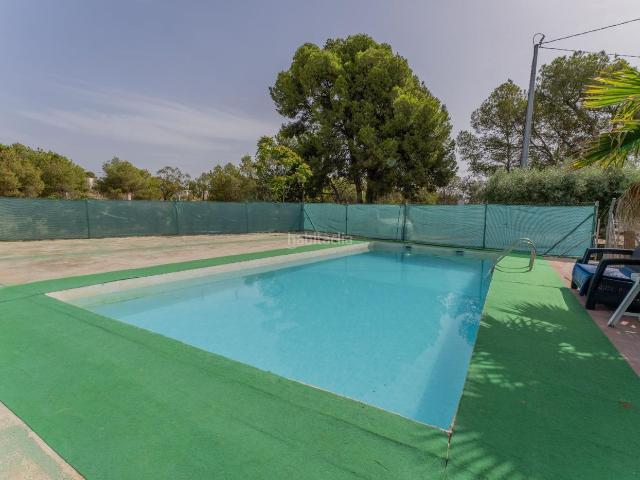 Chalet en venta en Elche Elx, Peña de las Águilas. Naturaleza, Vistas y Comodidad a un Paso de la Ciudad Descubre el hogar de tus sueños en una de las zonas más cotizadas y privileg. Chalets Elche.