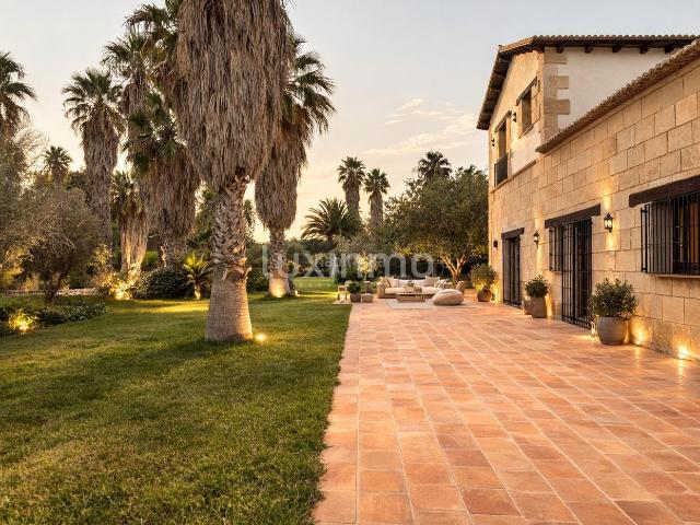 Chalet en venta en Elche Elx, Valverde. Villa mediterránea con 16.000 m de terreno y uso urbanizable junto al Aeropuerto de Alicante. Chalets Elche.