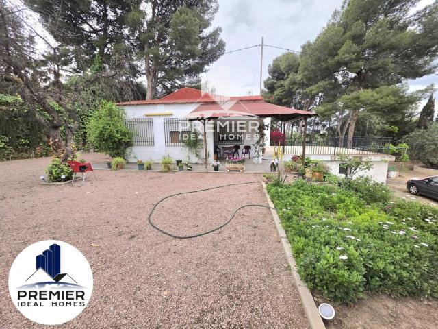 Chalet en venta en Elda, Campo Alto Club de Campo. Campo con piscina y gran parcela en Elda. Chalets.