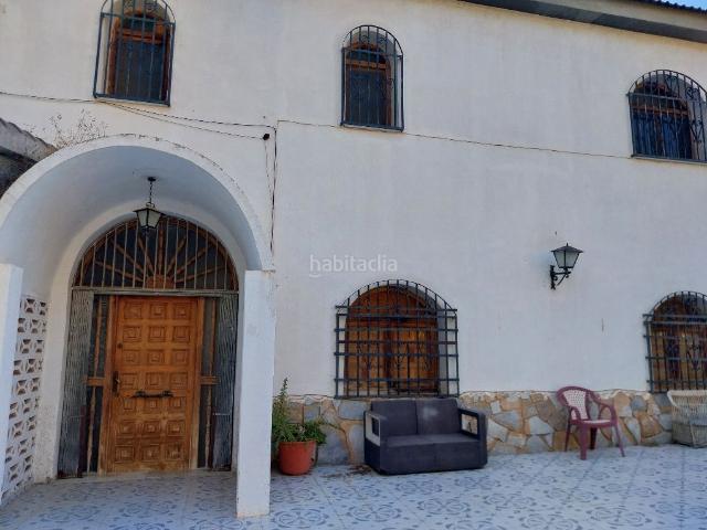 Chalet en venta en Elda, Campo Alto Club de Campo. Elda: chalet de unos 250 m2 con amplias terrazas, en parcela de 3.700 m2, con piscina y varias construcciones. Chalets.