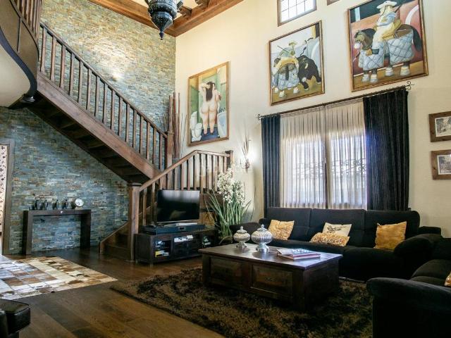 Chalet en venta en Elda, Las Trescientas San Francisco Ciudad Vergel. Chalet de ensueño en una de las mejores zonas para vivir y más demandadas de la ciudad de Elda. Chalets.