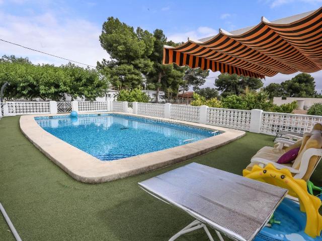 Chalet en venta en Elda, Las Trescientas San Francisco Ciudad Vergel. Chalet Independiente con Nave de 160m2 y Energía Solar en Elda Alicante Precio 449.000. Chalets.
