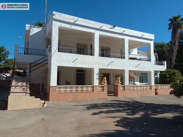 Chalet en venta en Elda, Plaza Castelar Mercado Central. Chalet en Elda con 3 Viviendas con Piscina. Chalets.