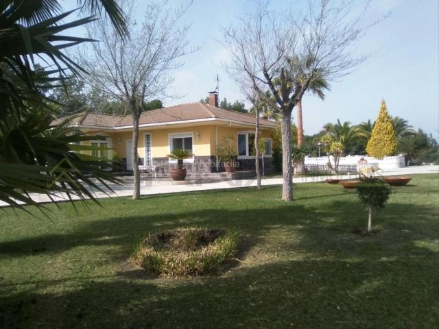 Chalet en venta en Elda, San Crispín Huerta Nueva Estación. CHALETAZO EN LA ZONA DE CAMARA. Chalets.