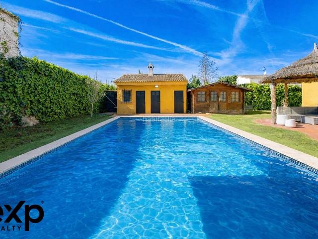 Chalet en venta en Eliana l´, Entrepinos. Chalet independiente con piscina, garaje y placas solares en Entrepinos, LEliana. Chalets Eliana.