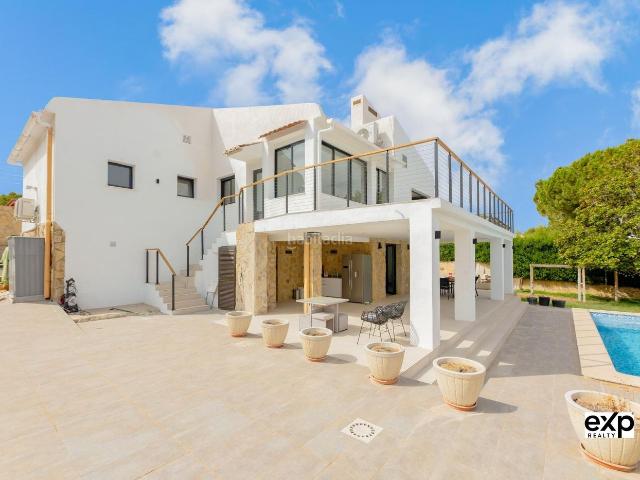 Chalet en venta en Eliana l´, Entrepinos. Chalet moderno totalmente reformado de 5 habitaciones junto al Parque Natural de La Vallesa. Chalets Eliana.