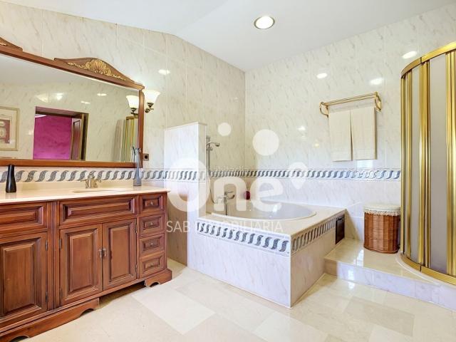 Chalet en venta en Eliana l´, Entrepinos. One SAB Inmobiliaria presenta este chalet independiente de estilo mediterráneo con piscina y parcela de 634 m². Chalets Eliana.