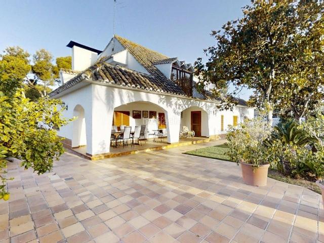 Chalet en venta en Eliana l´, El Carme Sant Agustí Bonavista. Magnífico Chalet Independiente en L'Eliana: Espacio, Privacidad y un Potencial Extraordinario. Chalets Eliana.