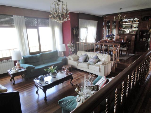 Chalet en venta en Erandio. INMOBILIARIA CAMPUZANO vende bonito chalet independiente con espectaculares vistas en Erandio Goikoa. Chalets.