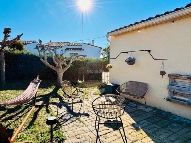 Chalet en venta en Estartit, Torre Vella Torre Gran Les Dunes Costa Brava. Casa en BELL RACO B, con un bonito jardín que rodea toda la casa, 3 dormitorios,1 baño, aseo. Chalets.