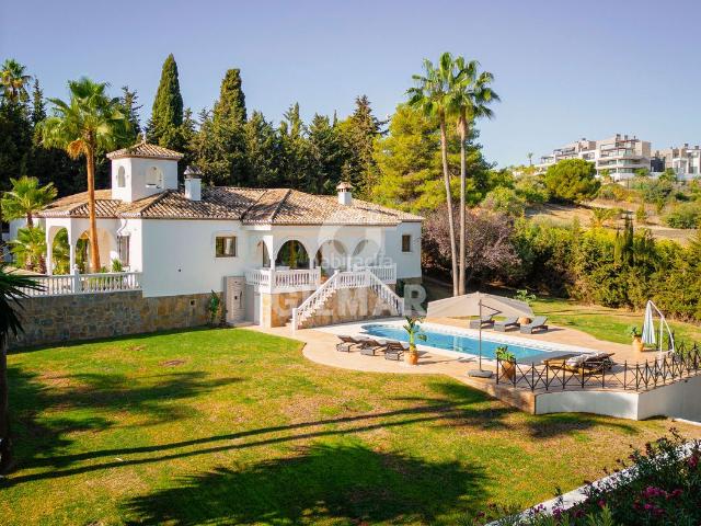 Chalet en venta en Estepona, Cancelada. Villa de lujo en Cancelada, Estepona de 394 m2 en parcela de 3.535 m2 repartido en planta. Cuenta con 5 dormitorios, 5 baños, orie. Chalets.
