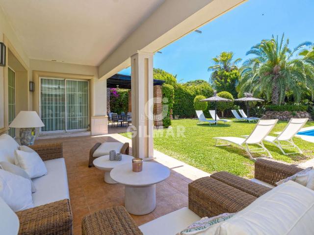 Chalet en venta en Estepona, Casasola. Exclusiva villa privada a escasos metros del mar en una de las zonas más cotizadas de la Costa del Sol.Presentamos esta magnífica. Chalets.