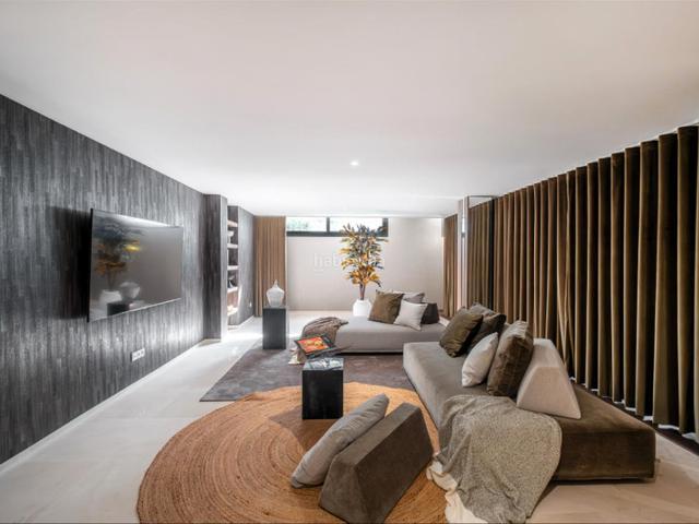 Chalet en venta en Estepona, Centro. Descubre la Exclusividad: Una Obra Maestra Arquitectónica en Estepona. Chalets.