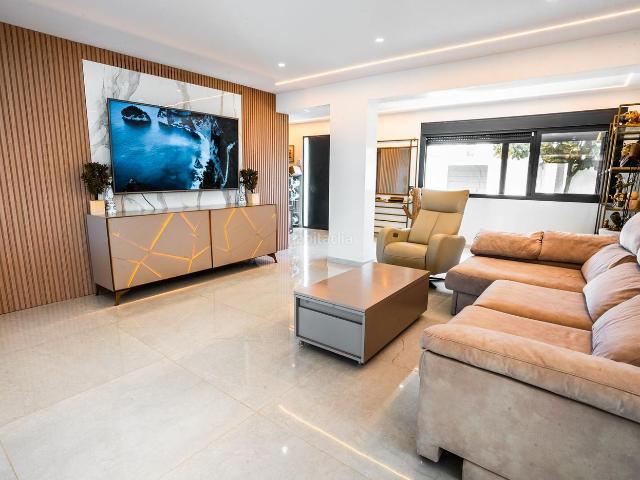 Chalet en venta en Estepona, Atalaya Isdabe. ¡Descubra la Exclusividad en Estepona: Su Villa de Lujo le Espera!. Chalets.
