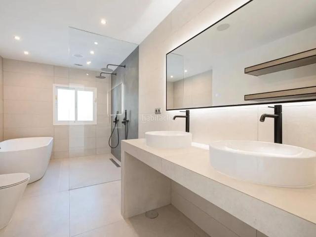 Chalet en venta en Estepona, Atalaya Isdabe. ? Elegante Villa Modernizada en Parcela Doble con Gran Jardín en Atalaya, Estepona. Chalets.