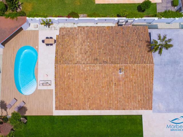 Chalet en venta en Estepona, Atalaya Isdabe. Excepcional Villa Independiente en el Lado Playa. Chalets.