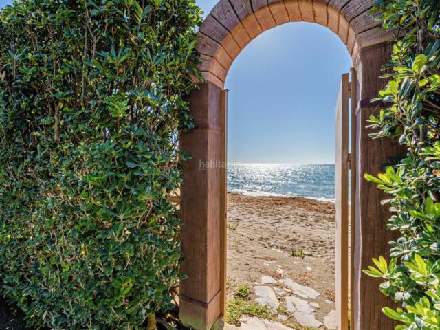 Chalet en venta en Estepona, Atalaya Isdabe. ¡PRIMERA LÍNEA DE PLAYA! Villa impresionante en Benamara. Chalets.