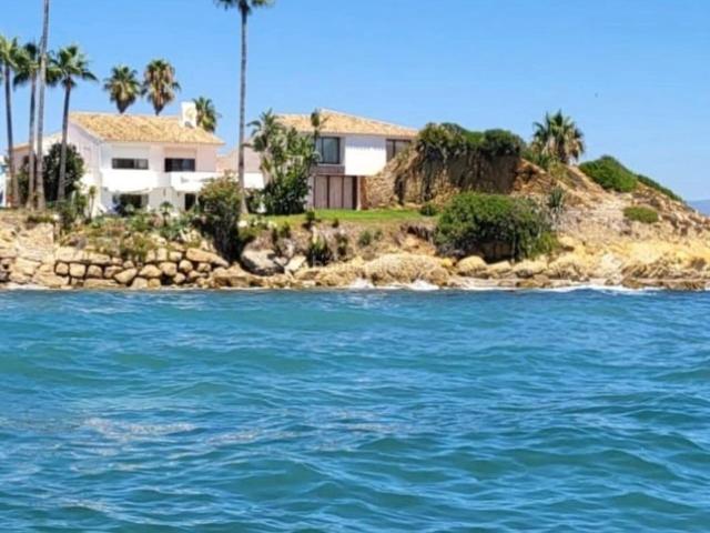 Chalet en venta en Estepona, Bahía Dorada. Excepcional villa en primera línea de playa con acceso directo al mar en Estepona. Chalets.