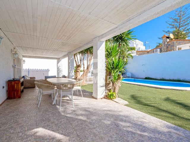 Chalet en venta en Estepona, Buenas Noches. Este chalet independiente situado en la prestigiosa zona de Estepona Golf ofrece una oportunidad única para quienes buscan un inmu. Chalets.